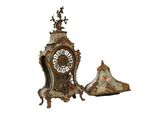une horloge qui se trouve à côté d'un clocher