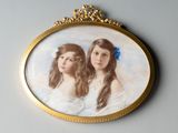 une photo de deux jeunes filles dans un cadre