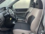 l'intérieur d'une voiture, la portière ouverte et le siège conducteur relevé