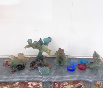 une table sur laquelle sont posées plusieurs figurines