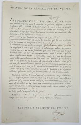 une feuille de papier sur laquelle on peut écrire, posée sur une table