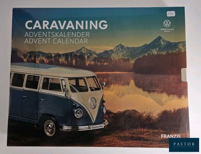 une photo d'un combi VW bleu et blanc garé au bord d'un lac