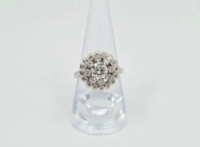 un gros plan d'une bague posée sur un socle en verre transparent