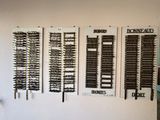 un mur sur lequel sont accrochés tout un tas d'armes à feu de différents types