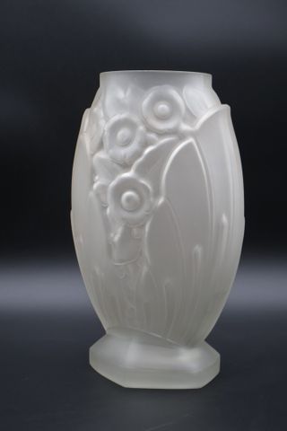 MULLER FRERES Lunéville – Vase méplat en verre moulé incolore à d...