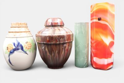 trois vases posés l'un à côté de l'autre sur une table
