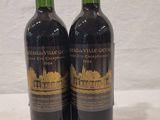 deux bouteilles de vin posées sur une table, à côté d'une étiquette de prix