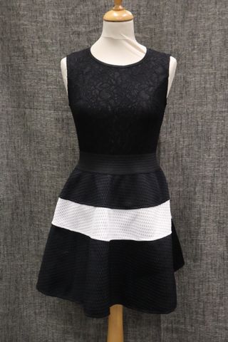 LILI & LALA – Jolie robe noire et blanche. Taille : M