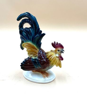 une figurine représentant un coq posé sur une assiette