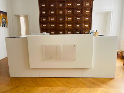 Comptoir d'accueil à retour en bois mélaminé laqué blanc