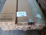 une pile de cartons posée sur une palette