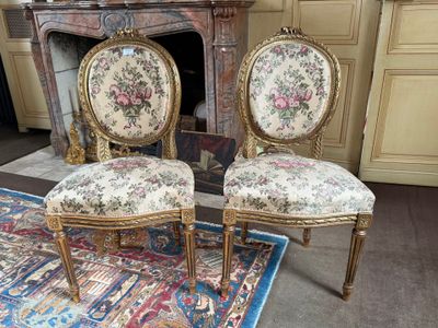 Paire de chaises en bois mouluré, sculpté et doré, les dossi…