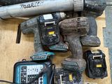 de nombreux outils posés sur une table en bois