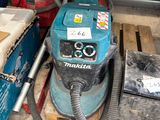 une machine posée sur une palette dans un garage