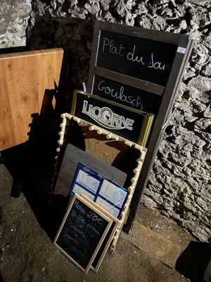 un tableau noir et une pancarte sur le trottoir