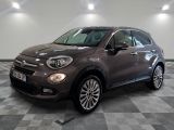 Le SUV Fiat marron est garé sur un sol en carrelage à damier.
