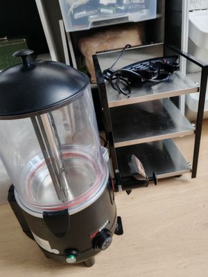 un mixeur posé sur une table à côté d'un micro-ondes
