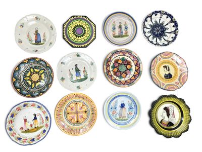 de nombreuses assiettes aux motifs variés, disposées sur un fond blanc