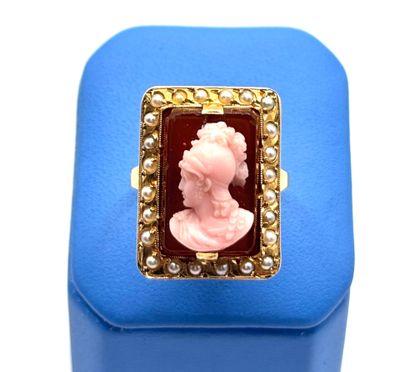Bague en or 18K (750) ornée d'une agate sculptée en camée d'…