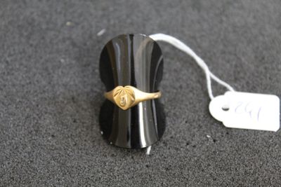 un anneau posé sur un objet noir