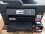 a printer that is sitting on a pallet on a pallet