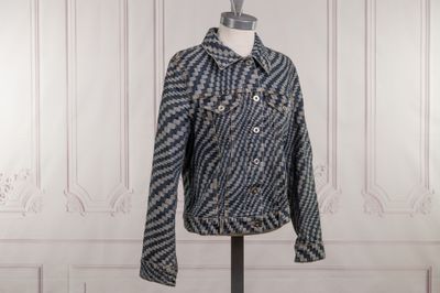 une veste bleue et blanche posée sur un mannequin