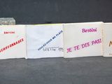 Plusieurs types de cigarettes sont alignés sur une surface noire