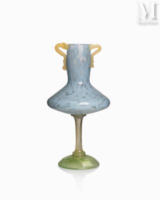 vase en verre bleu et vert, muni de deux anses et reposant sur un socle vert