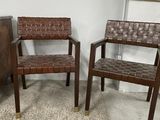 une paire de chaises de style « mid-century » avec des assises tressées dans un salon