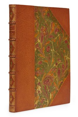 un vieux livre dont la couverture est ornée d'un motif floral