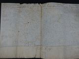 une feuille de papier sur laquelle on peut écrire, posée sur une table