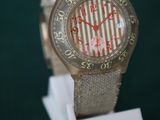 une montre posée sur un support sur une table
