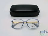 Les lunettes se trouvent à côté d'un étui noir sur la table.