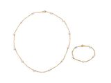 un ensemble composé d'un collier et d'un bracelet en or sertis de perles, sur fond blanc