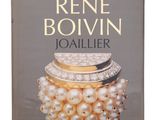 un livre sur lequel sont posées des perles et une bague