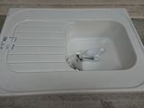 un lavabo blanc posé à même le sol
