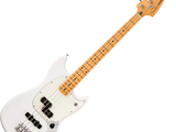une guitare basse électrique blanche sur fond blanc