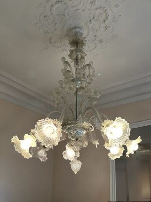 un lustre suspendu au plafond de la pièce