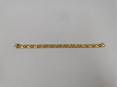 un bracelet en or orné d'un motif très travaillé