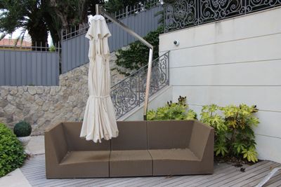 un canapé avec un parasol sur la terrasse
