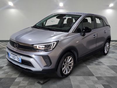 la voiture argentée est garée sur le sol à carreaux d'une pièce