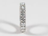 gros plan d'une bague en diamant sur une surface blanche