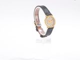 une photo d'une montre-bracelet pour femme posée sur une surface claire