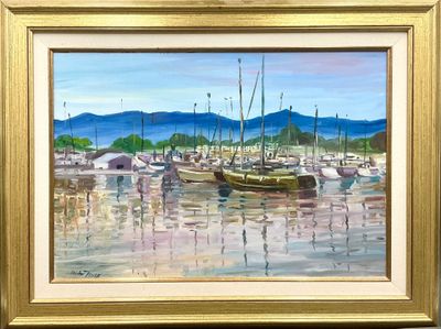 un tableau représentant des bateaux dans un port, avec des montagnes en arrière-plan