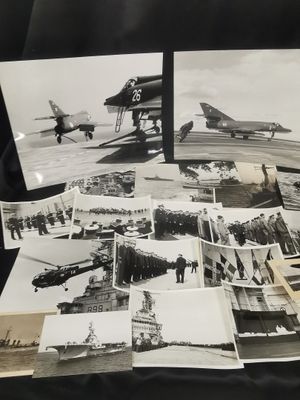 une vieille photo en noir et blanc représentant une pile de vieilles photos