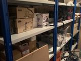 une pièce avec beaucoup d'étagères et de boîtes