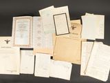 un assortiment de vieilles lettres et de vieux papiers posés sur une surface noire
