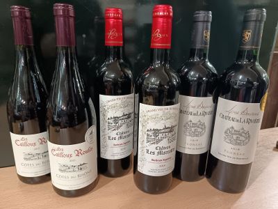 plusieurs bouteilles de vin sont alignées sur une table
