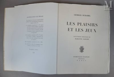 un livre ouvert posé sur une table à côté d'une tasse de café