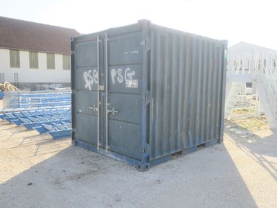 une photo d'un conteneur posé au milieu d'une cour